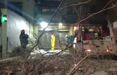 Camión chocó y quedó incrustado en la entrada de un edificio en Flores