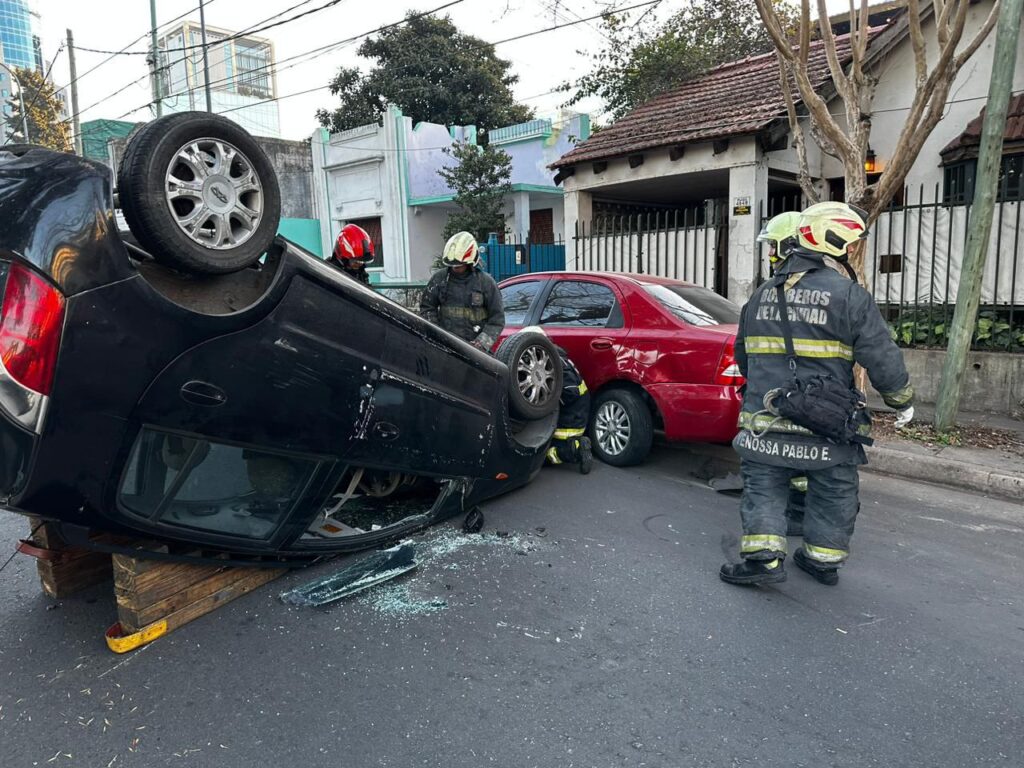 Choque y vuelco de un auto particular en Plaza al 4600