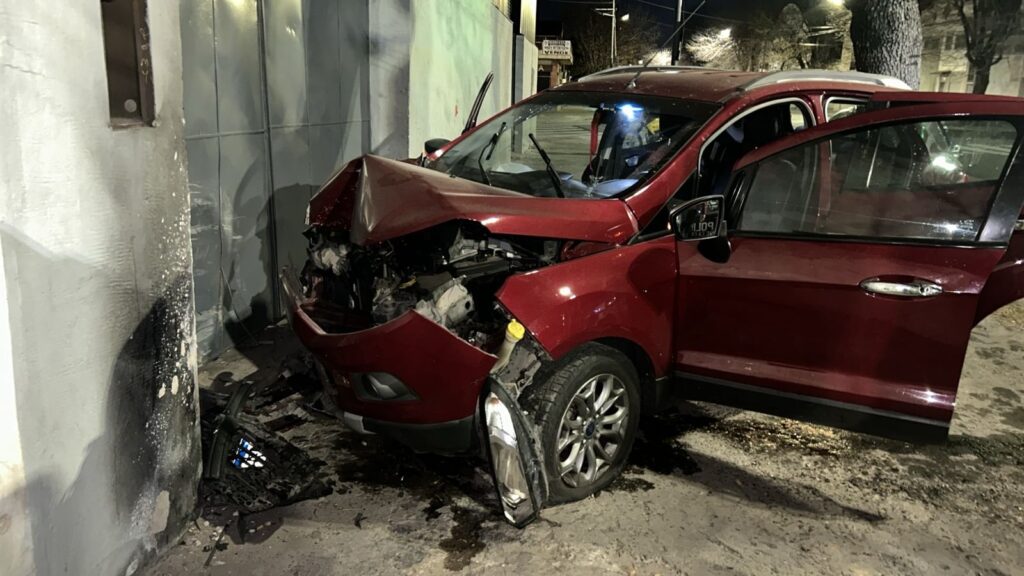 Dos heridos tras un choque en Nueva Pompeya: un vehículo impactó contra el frente de una vivienda