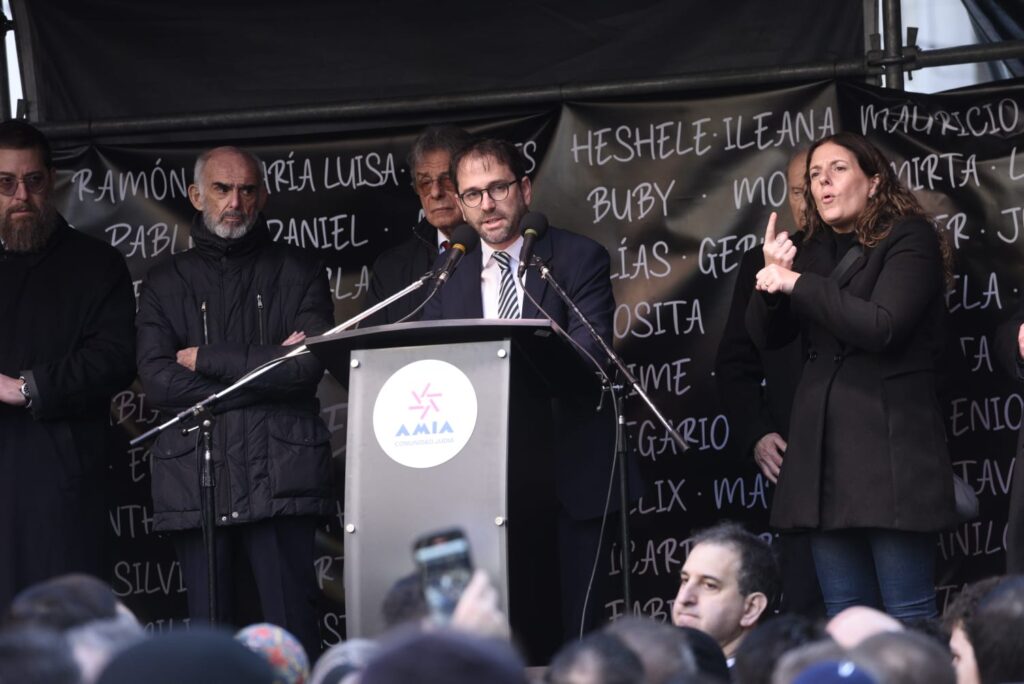 AMIA reprochó los “30 años en los que el Estado argentino ha mirado para otro lado” y valoró que Milei haya declarado a Hamás como organización terrorista