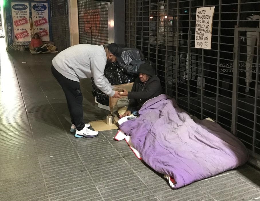 El Comedor de Santi y la Cruz Roja Filial Saavedra reparten viandas y frazadas en avenida Cabildo a gente sin techo