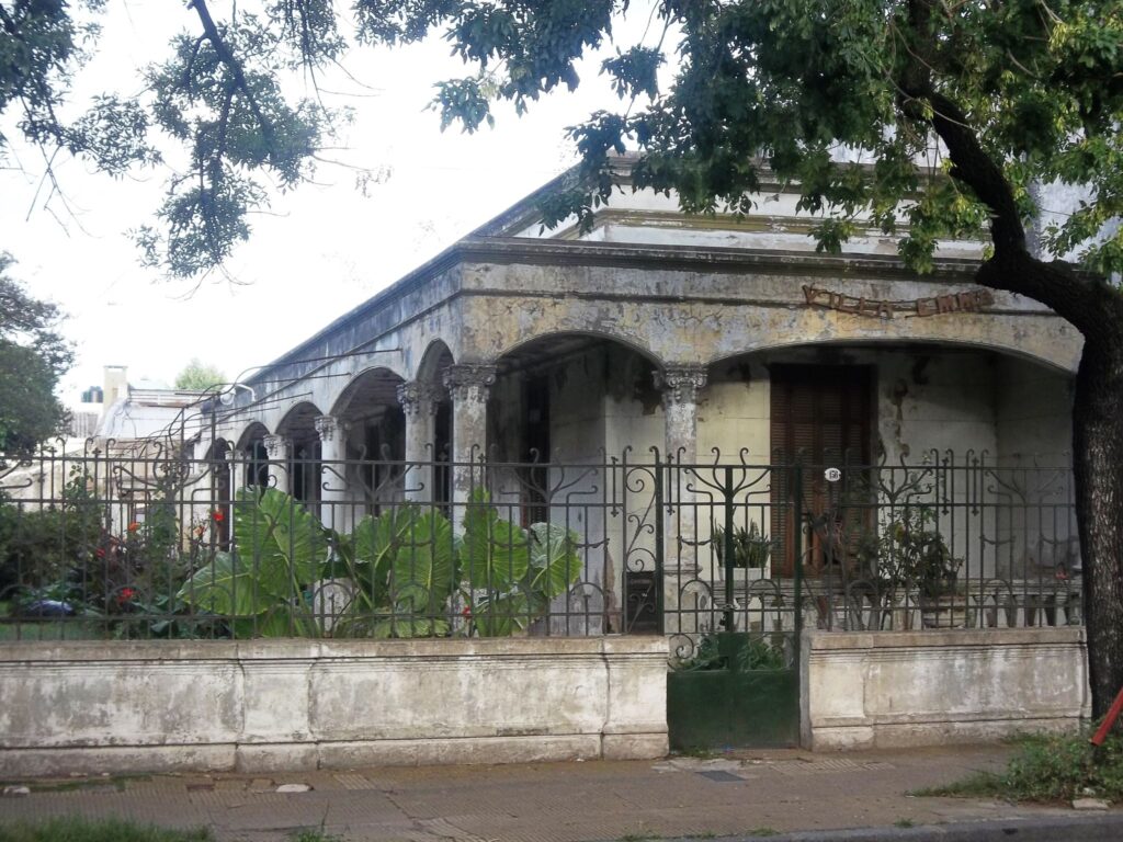 La casa más antigua de Liniers yace entre el olvido y los rumores de usurpación
