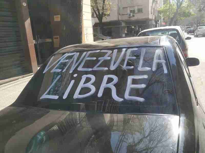 Venezuela libre, la consigna pintada en varios autos en la zona del Abasto