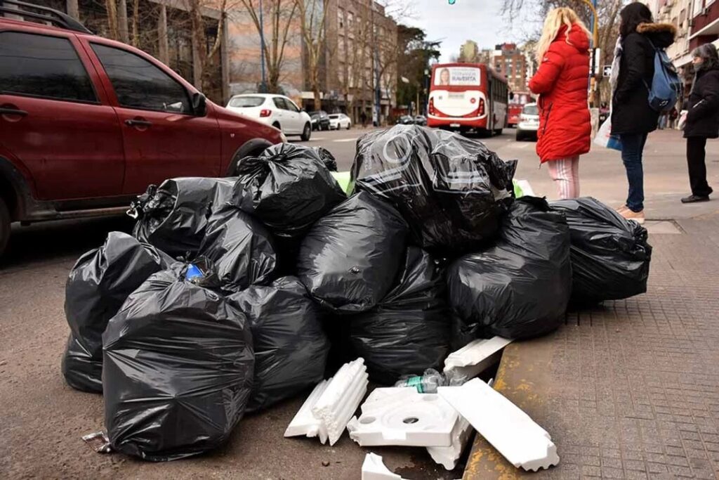 La Rama Recolección y Barrido del Sindicato de Camioneros trabajó a reglamento y hubo calles porteñas llenas de basura