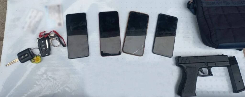 Belgrano: detuvieron a dos personas que circulaban en un auto con pedido de secuestro y tenían la réplica de un arma de fuego