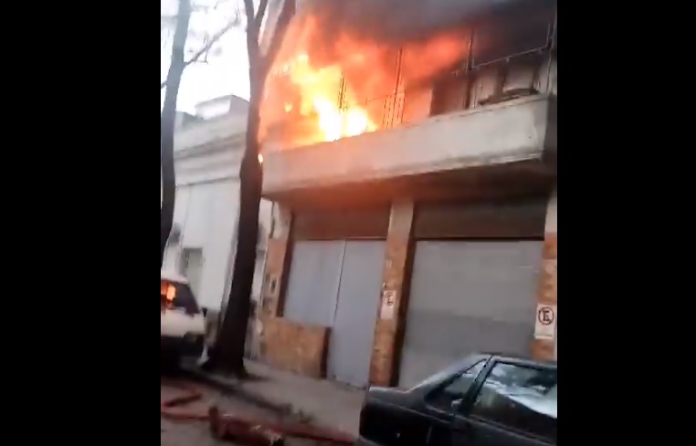 Un hospitalizado tras un feroz incendio en Caballito