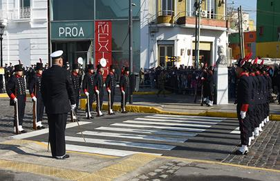 La Boca: Ceremonia de cambio de guardia en el monumento al Almirante Brown