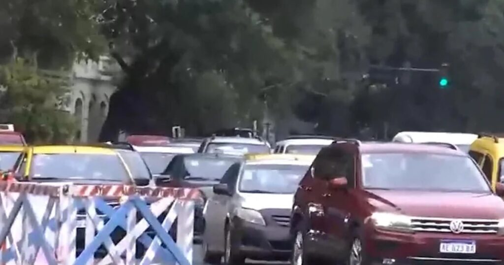 Palermo: se rompió un caño de agua en avenida del Libertador, afectó a varios vecinos y hubo complicaciones de tránsito