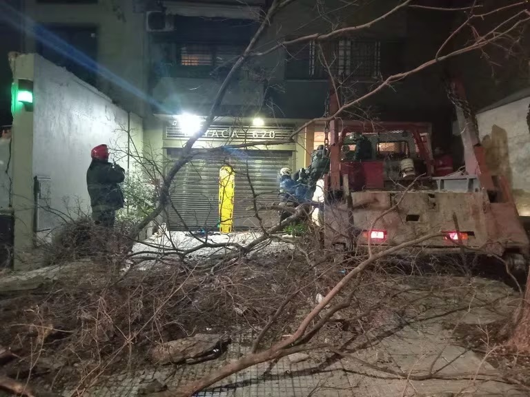 Flores: un camión chocó contra dos autos y se incrustó en un edificio