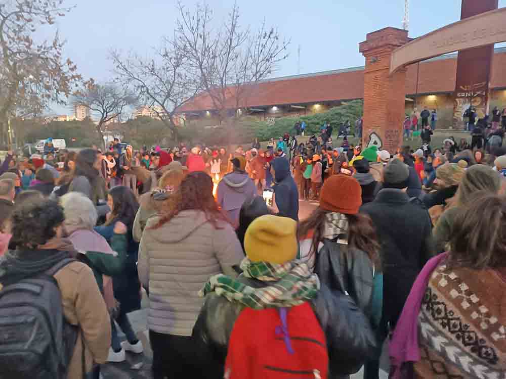 Fiesta popular alrededor del fuego