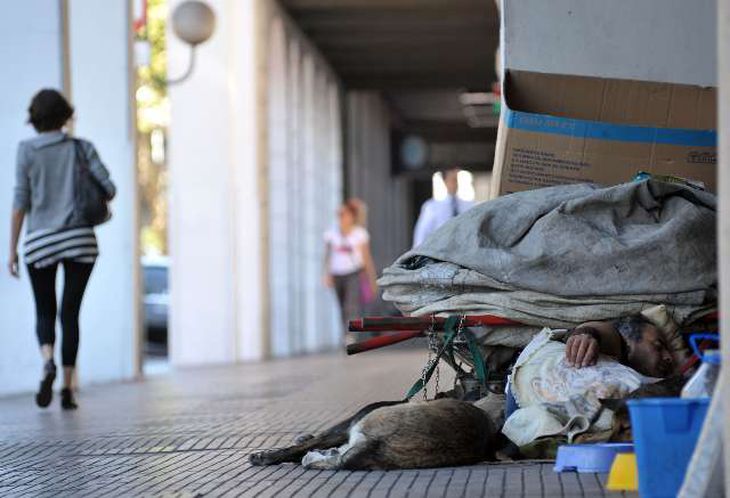 Frazadazo de Obelisco a Plaza de Mayo tras la muerte de un hombre sin techo en la Recova de Plaza Once