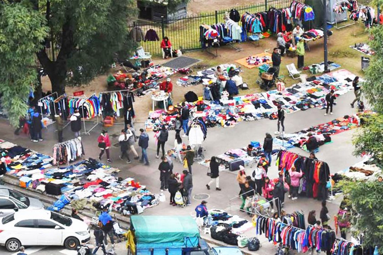El Gobierno de la Ciudad realizó un operativo para impedir la instalación de manteros en el Parque de los Patricios