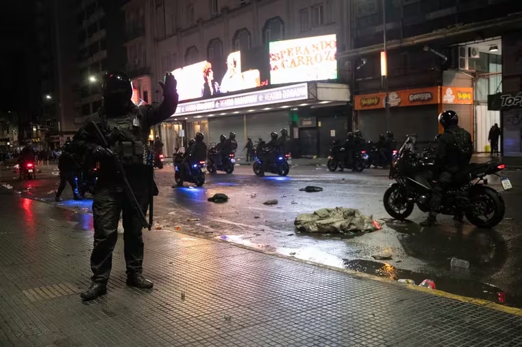 Obelisco: incidentes, robos y detenidos en el festejo por la Copa América y antes del partido un hincha murió al caer del jardín vertical BA
