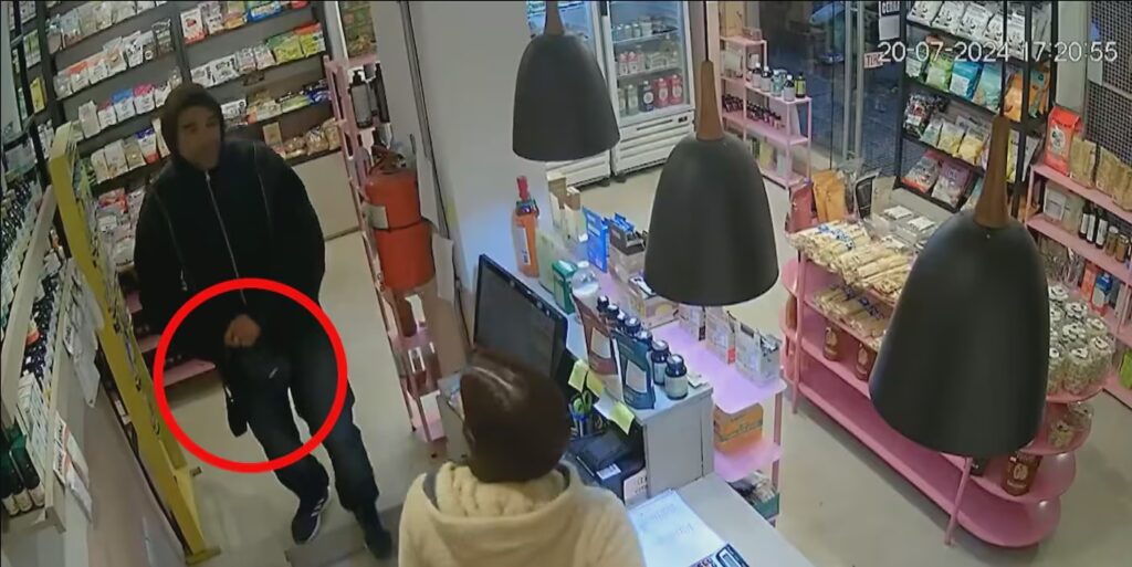 Un ladrón robó y le tiró un cuchillo en la cara a la empleada en Palermo: denuncian que en febrero ya había atacado en ese local