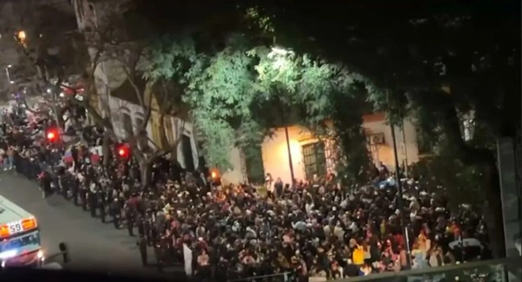 Palermo: entre gritos de “fraude” y “libertad” hubo incidentes frente a la embajada de Venezuela