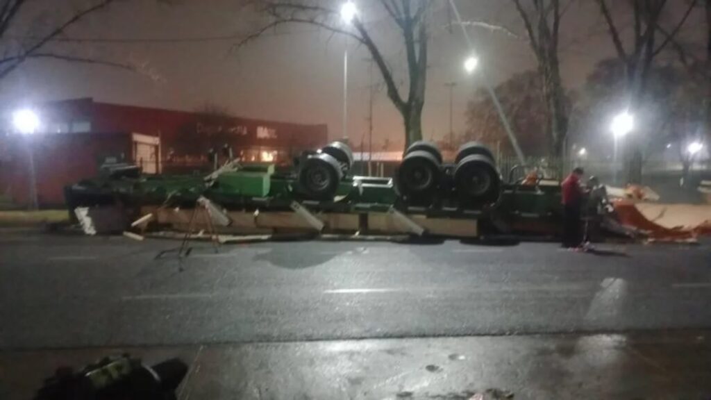 Un camión chocó y volcó frente al Parque Sarmiento: el conductor resultó ileso