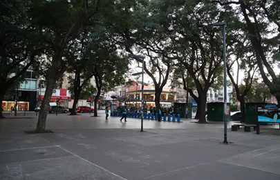 Operativo de la Ciudad saca a manteros en el Parque de los Patricios