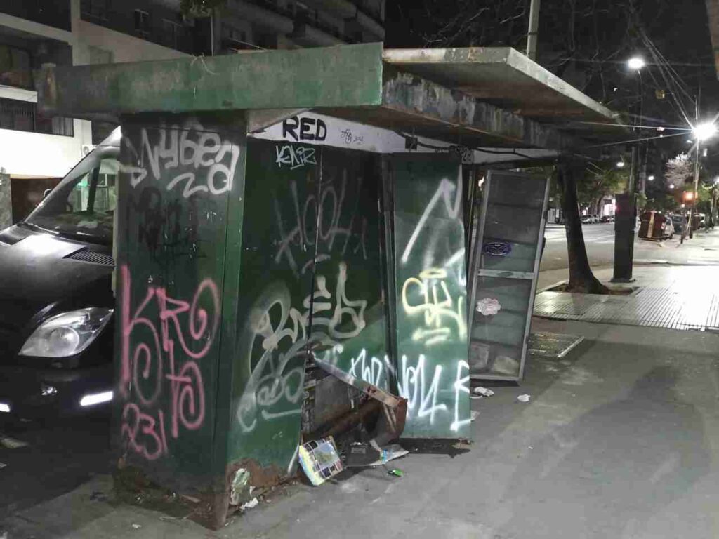 San Cristóbal: dos detenidos por robar el puesto de diarios de San Juan y Catamarca