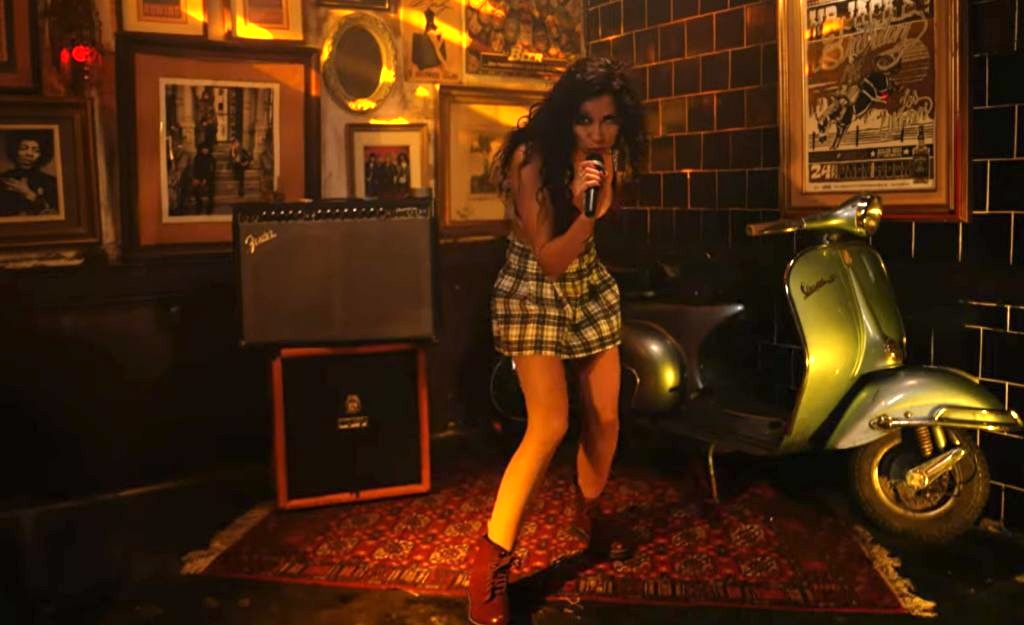 A días de su show en La Tangente, Eli Alvarado presenta el clip de Caos