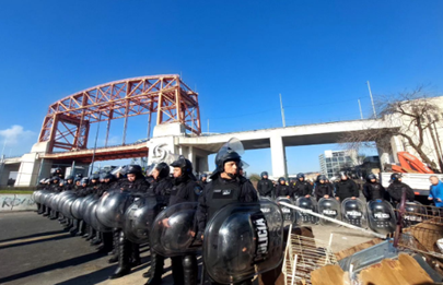 Operativo policial y desalojo en La Boca