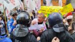 Forcejeos y gas pimienta de la polcía frente al Congreso durante la protesta docente