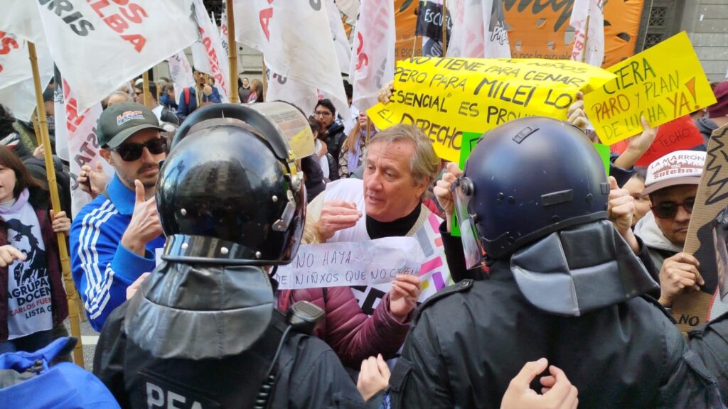 Forcejeos y gas pimienta de la polcía frente al Congreso durante la protesta docente