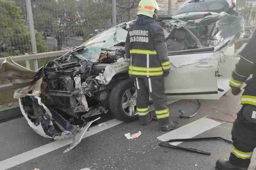 San Cristóbal: choque entre un auto y un camión en la Autopista 25 de Mayo, altura La Rioja