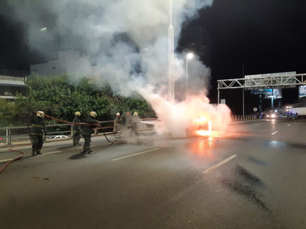 Un Porsche se incendió en la General Paz y trasladaron a la conductora con heridas graves al Hospital Pirovano