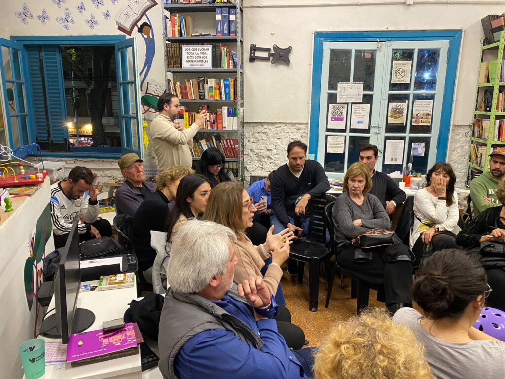 La legisladora Claudia Neira habló con vecinos de Saavedra sobre las celdas modulares e impulsa una declaración en la Legislatura porteña