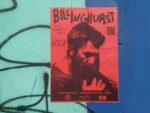 Estrenan la película Billinghurst y colocaron afiches promocionales en esta calle de Almagro