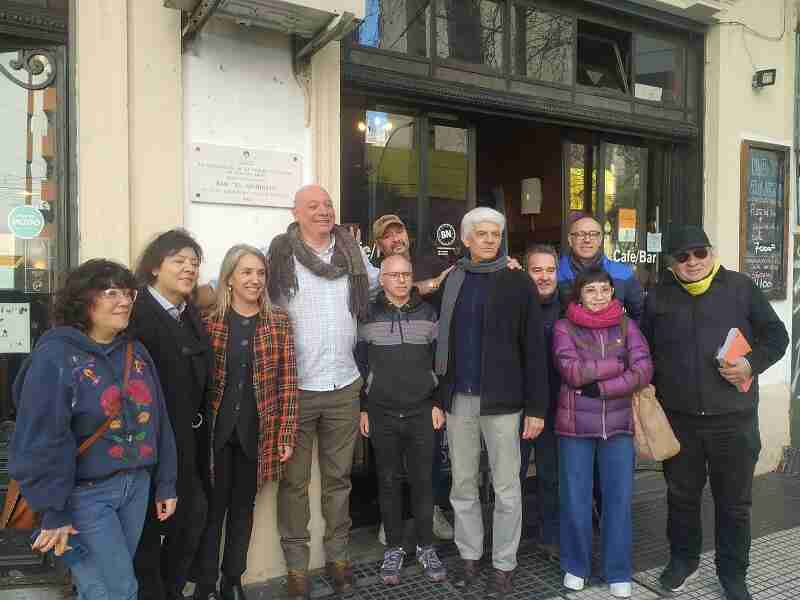 Almagro: la Legislatura porteña colocó una placa por los 70 años del Bar Notable El Símbolo