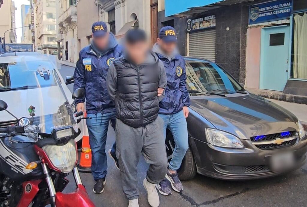 Estaba prófugo por atacar a puñaladas a dos personas en el Barrio 15 y lo detuvieron cuando iba a reparar un piso de madera
