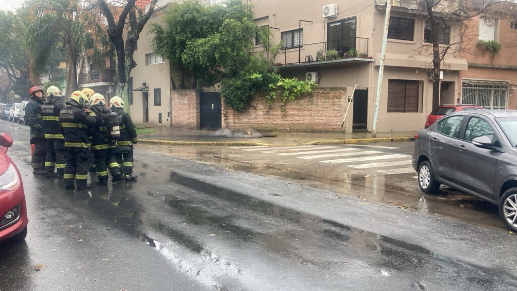 Se incendió una cámara de alimentación eléctrica en Emir Mercader y Lugones