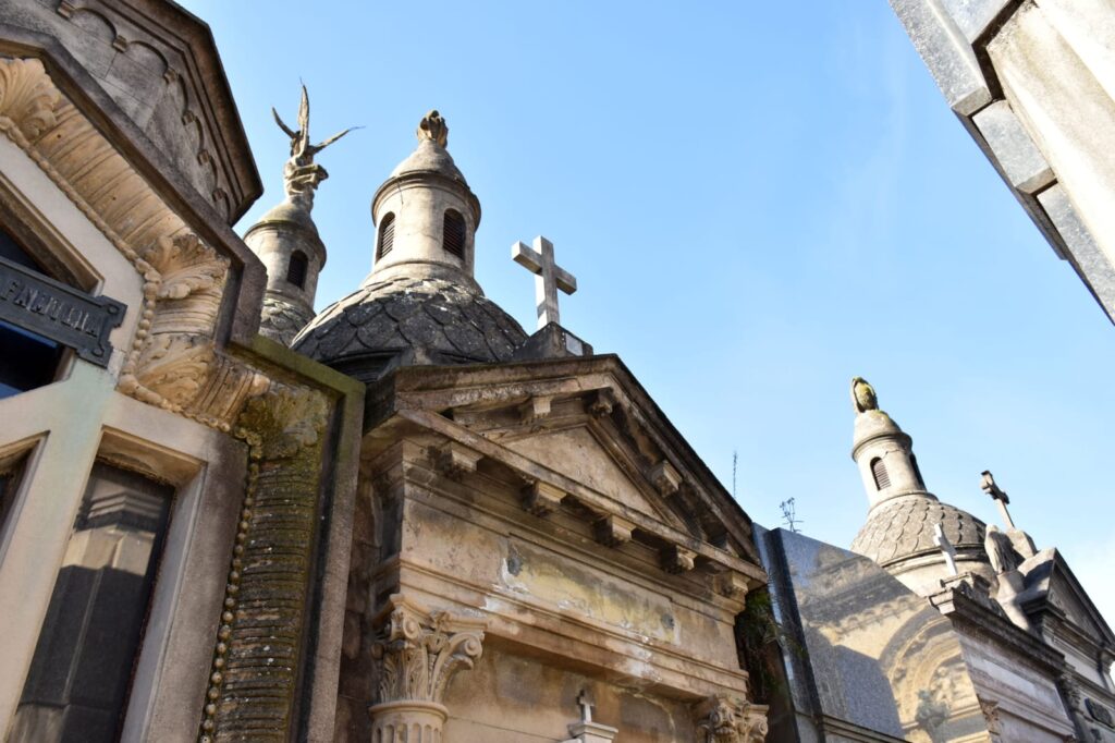 Vuelven las subastas de bóvedas en cementerios porteños después de 57 años