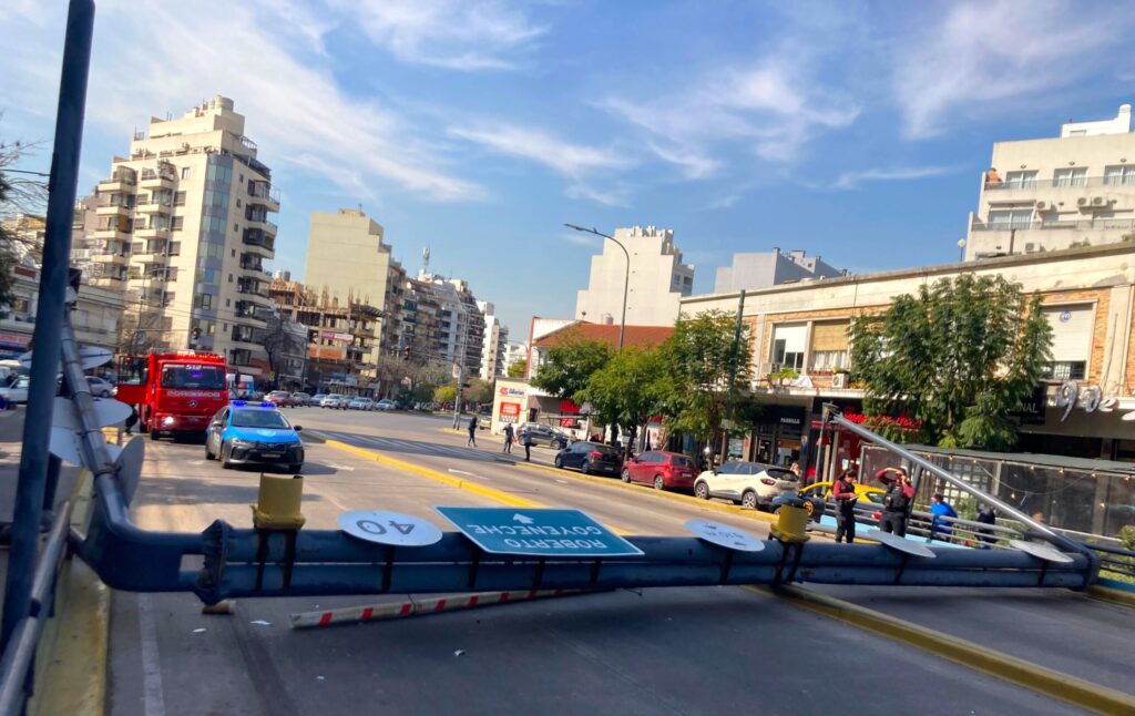 Un camión derribó el travesaño de ingreso al Paso Bajo Nivel de Avenida Balbín: “Un milagro que no haya muerto nadie”