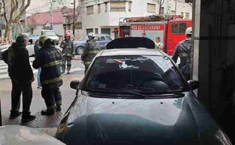 Balvanera: cuádruple choque en 24 de Noviembre y Moreno, un policía herido y un auto adentro de un negocio