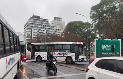Violento choque de colectivos en la esquina de Albariño y Avda. Rivadavia
