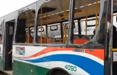 Choque entre un colectivo y un camión en Bajo Flores