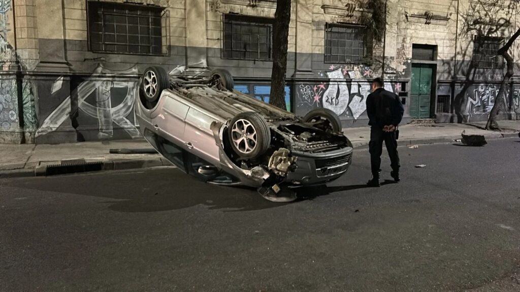Constitución: tres detenidos tras un intento de robo que terminó con un auto volcado