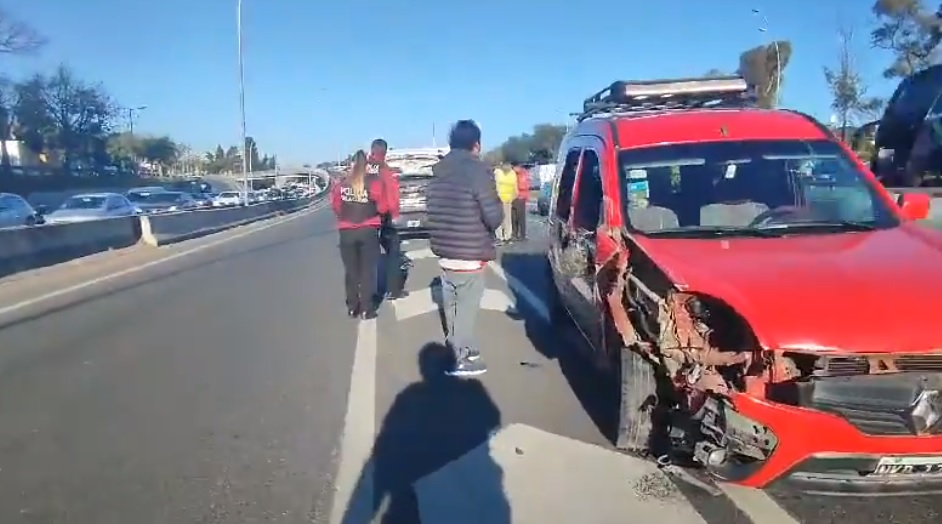 Un camión y una camioneta chocaron en la General Paz, altura Superí