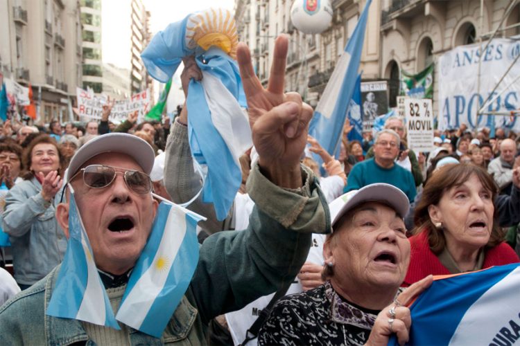 Marcha de jubilados contra el veto de Milei