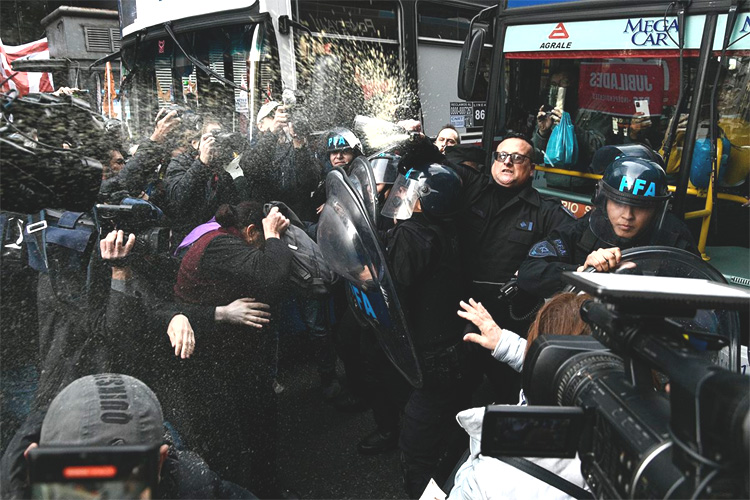 La Policía Federal reprimió a jubilados que protestaban por el veto presidencial