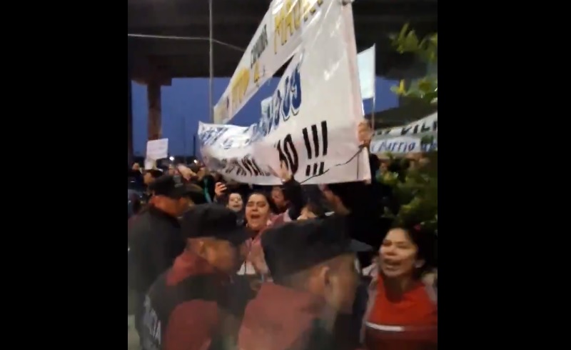 Vecinos de La Boca protestaron contra los desalojos frente al acto del PRO: la Justicia ordenó suspender el de Pedro de Mendoza y Necochea
