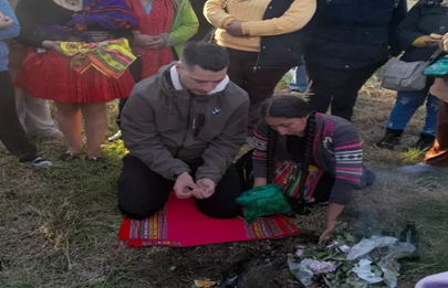 El presidente comunal participó en una ceremonia de la Pachamana