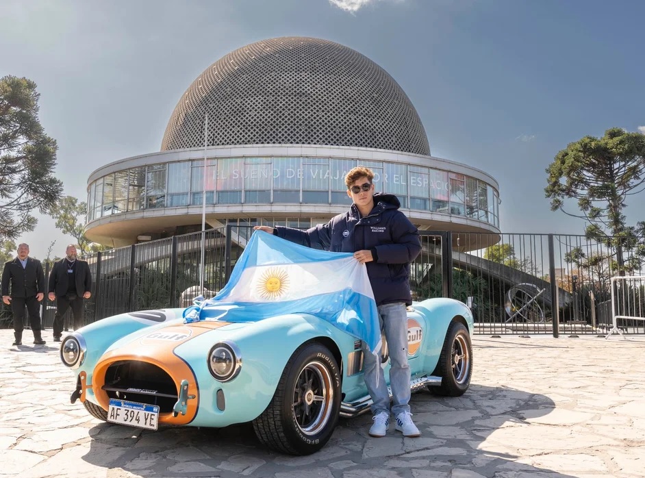 El piloto argentino de Fórmula 2 Franco Colapinto recorrió Buenos Aires a bordo de un Cobra Motorsport