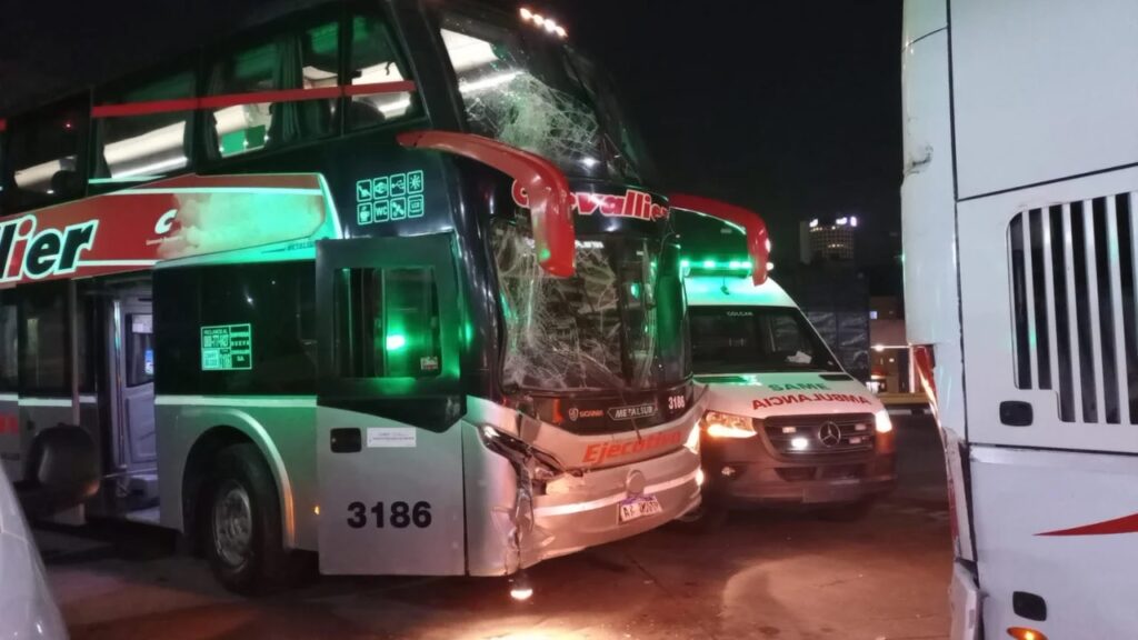 Un micro se quedó sin frenos y chocó contra otro en la Terminal de ómnibus en Retiro: al menos 17 personas asistidas