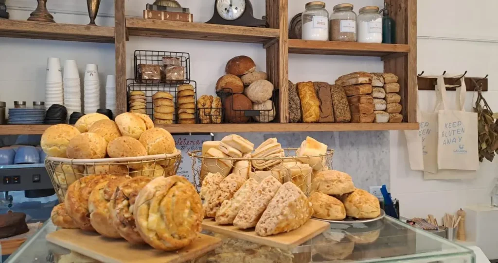 Todo sin TACC y en un solo lugar: panes, pastelería, salado