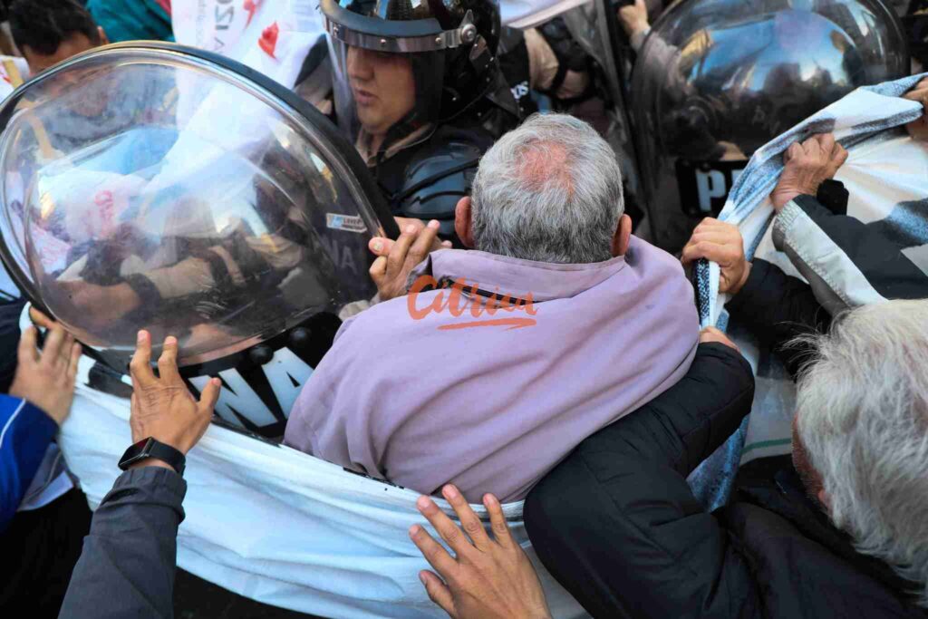 Otra vez fuerzas federales reprimieron a jubilados que protestaban frente al Congreso