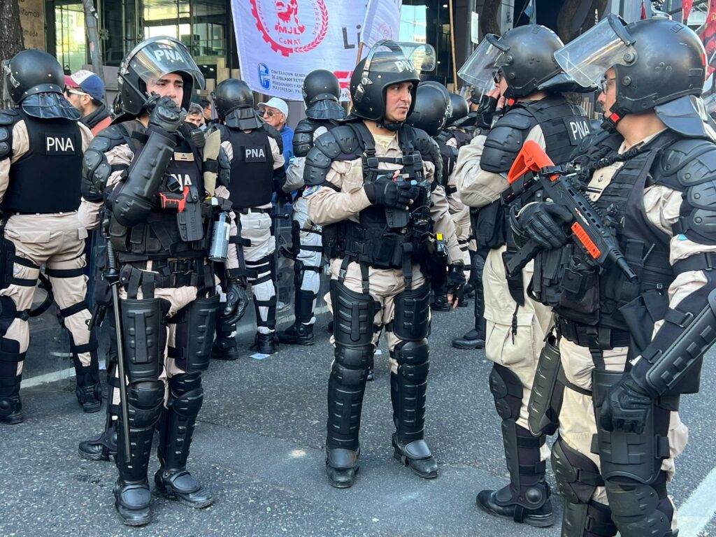 Incidentes y represión frente al Congreso durante la protesta de jubilados: reportaron al menos 21 heridos y un detenido