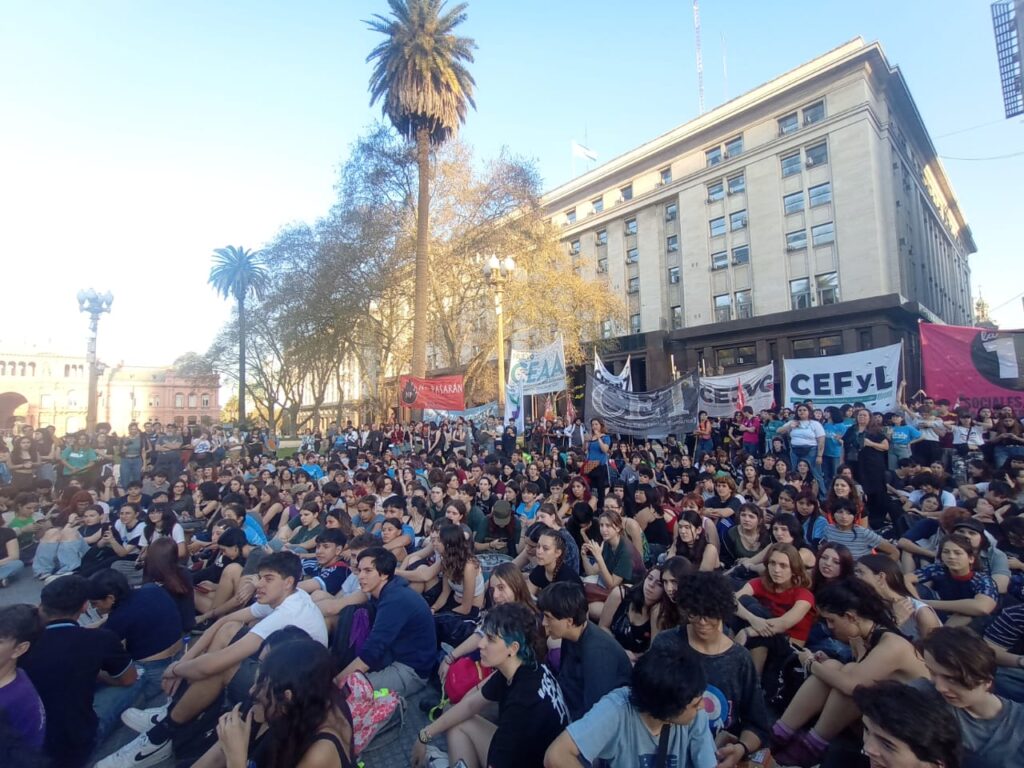 Miles de estudiantes marcharon a Plaza de Mayo en un nuevo aniversario de La Noche de los Lápices